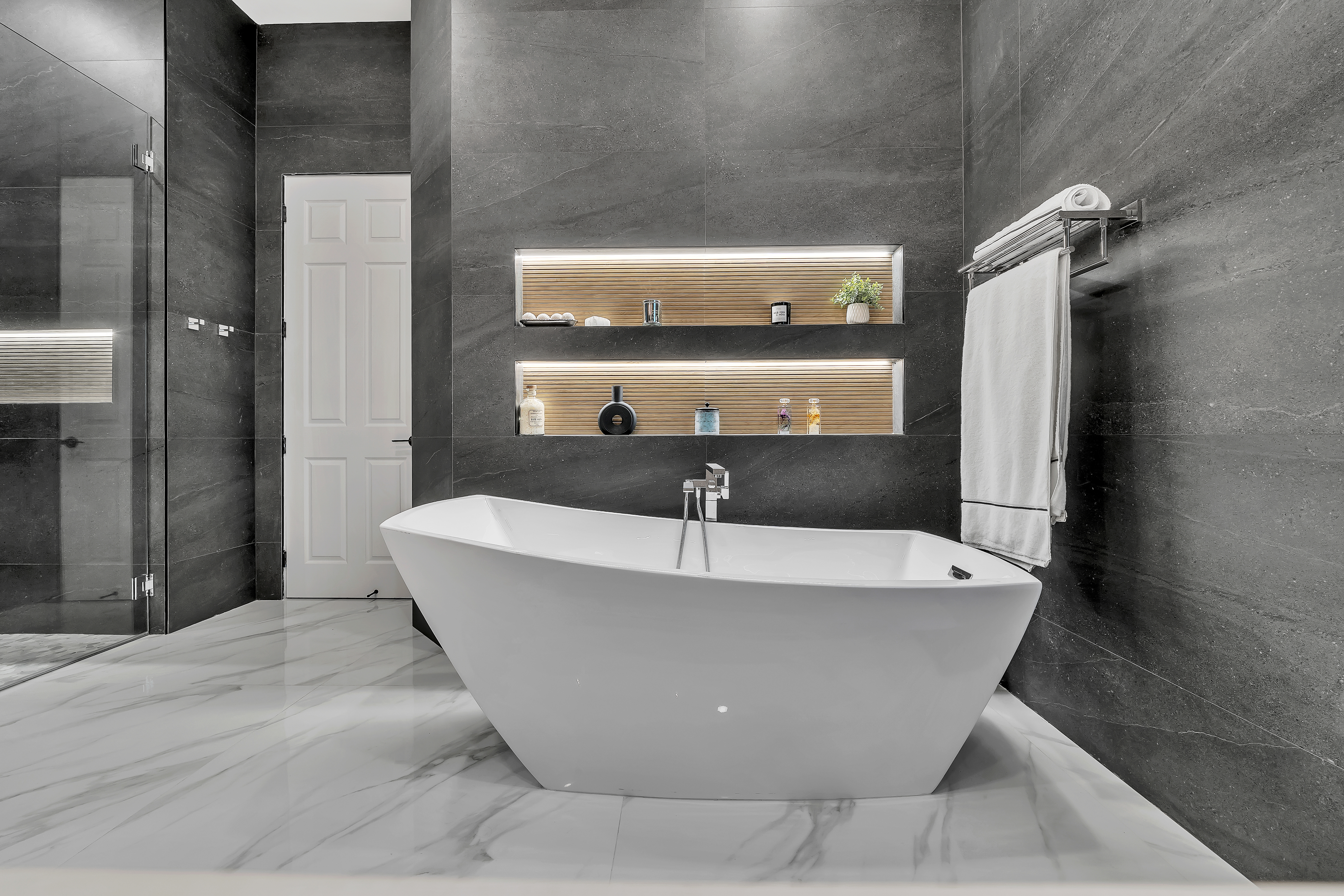 Primary Bathroom (6)